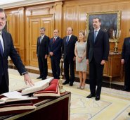 Mariano Rajoy (izquierda) ante el rey Felipe VI, durante una ceremonia en el palacio de la Zarzuela en Madrid, este lunes. AFP