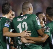 Los jugadores de Atlético Nacional celebran luego que Alvaro Pereira, de Cerro Porteño, anotó un autogol. AP