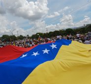 Los venezolanos soportan una crisis agravada por la caída de los precios del crudo, que se refleja en una aguda escasez de alimentos y medicinas, y la inflación más alta del mundo, proyectada por el FMI en 475% para este año. AFP