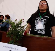 Rosa María Cárdenas, hija y no hermana de Luz Mary Portela León, recibió los restos de su progenitora y tendrá que efectuar una contrarreloj para legalizar la documentación y reclamar la indemnización a que tiene derecho. Colprensa