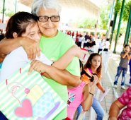 Muy animados estuvieron los abuelos durante la jornada en el colegio Pablo Correa León. Cortesía