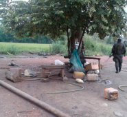 En el procedimiento fue incautada munición de diferentes calibres para armas de fuego cortas, prendas de vestir y varias pimpinas de combustible. Policía Nacional