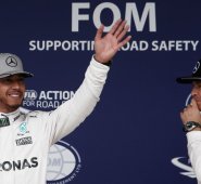 Nico Rosberg (derecha) fue segundo. El holandés Max Verstappen (Red Bull) acabó tercero y fue el protagonista de la cita. AFP