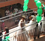 Las víctimas y sus hijas y sobrinas, desfilaron los peinados que aprendieron a hacer en los cursos del Sena. Jennifer Rincón