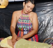 Diálogos de piel en la botica del alma fue la propuesta de Sonia Ballesteros. Ella, ayudó a las personas a trabajar los sentidos por medio de masajes. Para ello las personas jugaron en una ruleta, tocaron texturas y se vendaron los ojos.  Rodrigo Sandoval