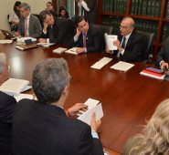 A la reunión también llegaron los representantes de las víctimas de las Farc Herbin Hoyos y Diana Sofía Giraldo, de la Fundación Víctimas Visibles. Colprensa