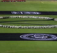 Desde primera hora de la tarde, cuando los asistentes vestidos de blanco empezaron a llenar el estadio, la afición dedicó cantos al equipo accidentado.
Colprensa