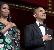El presidente Barack Obama y la primera dama Michelle Obama durante el himno nacional en la gala de Premios del Centro Kennedy, en Washington. AP