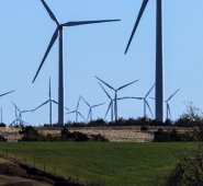 Esta foto difundida por Google muestra turbinas en un parque eólico en Minco, Oklahoma, que provee a Google parte de su energía renovable. Google dice que a partir de 2017 habrá acumulado suficiente energía renovable para satisfacer sus necesidades en todo el mundo. AP