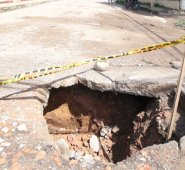 El hueco está junto a la alcantarilla en la mitad de la calle. César Obando