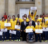 Durante la ceremonia llevada a cabo en la Plaza de Armas, en primera instancia los deportistas recibieron un vehículo para cada uno y luego los cheques correspondientes a sus medallas logradas en Brasil, reconocimiento que también recibieron los entrenadores y guías. Colprensa