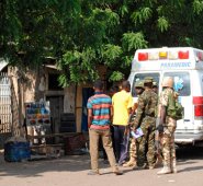 Los servicios de emergencia y los soldados llegaron al lugar de un atentado con bomba suicida en un mercado de Maiduguri, después de que dos niñas de aproximadamente siete u ocho años se hicieron estallar, matándose e hiriendo a otras 17 personas.
AFP