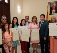 La secretaria general de Norte de Santander, Sonia Arango Medina; Claudia Landazábal, Valentina Ríos Roa, las alcaldesas de Durania, Marlyn Márquez, y de Mutiscua, Ana Dolores Solano; el presidente de la Asamblea, Oscar Ross Pérez; la alcaldesa de Ocaña, Miriam Prada Carrascal; el gobernador William Villamizar y las alcaldesas de Chinácota, Nubia Moreno, y de Bochalema, Inmaculada Parada. Cortesía