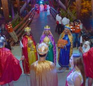 El recorrido por el pesebre en vivo está cargado de la magia de la Navidad, el público podrá interactuar con los personajes de la época. Cortesía
