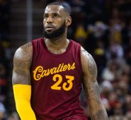 LeBron James se sobresaltó cuando la muchedumbre desbordó las aceras y llenó las calles de Cleveland. AFP