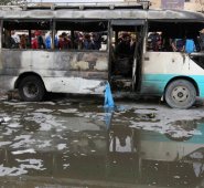 Numerosos curiosos observan los destrozos causados por la explosión de una camioneta cargada de explosivos en un concurrido mercado al aire libre en el distrito de Ciudad Sadr, en el este de Bagdad. AP