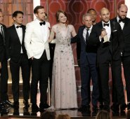 El elenco y equipo de 'La La Land' recibe el Globo de Oro a la mejor película musical o de comedia. AP