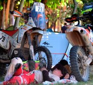 Los pilotos particpantes han soportado con paciencia y tranquilidad la reanudación de lo que queda de la carrera, debido a las constantes lluvias que han azotado a Bolivia y Argentina. AFP