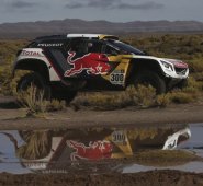 El Peugeot conducido por el francés Stephane Peterhansel durante la octava etapa del Rally Dakar Sudamérica 2017. AP