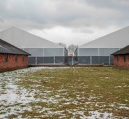 Esta imagen muestra los cuarteles en el antiguo campo nazi alemán. Las obras de restauración comenzaron en septiembre de 2015 y durarán dos o tres años. AFP