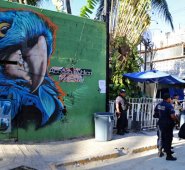 Varios policías montan guardia frente a la entrada del club nocturno Blue Parrot en Playa del Carmen, en donde ocurrió la balacera, este lunes. AP