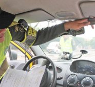 Los usuarios del servicio de taxi exigió a las autoridades de tránsito mano dura para que se castigue a los taxistas que no usan el taxímetro. Obando