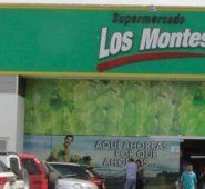 Los peritos revisan cuidadosamente las imágenes captadas por el circuito cerrado de video instalado en la sucursal de una cadena de supermercados. Archivo