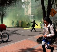 En el intento de esparcir la multitud, se presentaron algunas agresiones entre manifestantes y Policías, que desató la reacción de las autoridades que dispararon los gases. Colprensa
