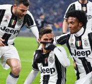 Juan Guillermo Cuadrado habilitó con una jugada de taco al argentino Paulo Dybala para que este abriera el marcador ante el Milan. AFP