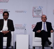 Se llevó a cabo en la Cumbre Mundial de Premios nobel de Paz una conferencia con un panel sobre el proceso de paz que se firmó con las Farc. En la foto: Iván Márquez, jefe negociador de las Farc, y Humberto De la Calle, jefe del Equipo Negociador del Gobierno. Colprensa