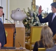 El también exasesor del Gobierno en los diálogos de La Habana tomó posesión ayer como nuevo integrante de la Corte Constitucional, ante el presidente Juan Manuel Santos. Presidencia