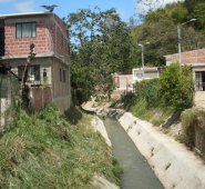 Las aguas negras están cayendo directamente al canal y en el sector proliferan los malos olores, los zancudos y chulos. Javier Sarabia