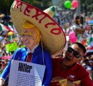 También para criticar la "débil" reacción de su líder Enrique Peña Nieto respecto al proyecto del muro fronterizo. AFP
