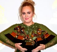 Adele ganó las tres principales categorías por segunda vez: álbum, canción y grabación. AFP