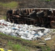 Un hombre camina junto a unas 30 toneladas de billetes venezolanos que cayeron de un camión volcado cerca de San Estanislao, 220 kilómetros al norte de Asunción, este miércoles. AP