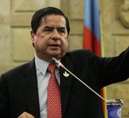 Esta reforma planteada por Juan Fernando Cristo llega en un momento en que supuestamente hay un gran distanciamiento entre el presidente Santos con el vicepresidente Germán Vargas Lleras. Colprensa