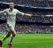 El Real Madrid se colocó provisionalmente con 4 puntos más que el Barcelona (2º), que recibe el domingo al Leganés (17º). AFP