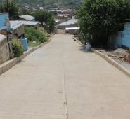Los habitantes de nueva esperanza, comuna 8, pavimentaron ocho de sus vías mediante el programa comunidad-gobierno. Cortesía