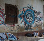 Decenas de indigentes siguen durmiendo en las calles de los barrios céntricos como: Carora, El Llano, La Playa , Barrio Latino, entre otros. Esta escena fue captada en la calle 13 de El Llano. Edinsson Figueroa