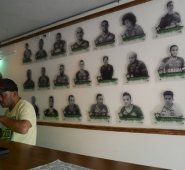 En vez del partido, los seguidores del equipo de Medellín conmemoraron a los miembros del club la noche del 30 de noviembre en el estadio Atanasio Girardot. AFP