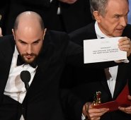 Esta es la tarjeta en la que dice el ganador de la categoría 'Mejor película'. AFP