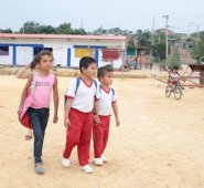 La Secretaría de Educación municipal anunció que aún quedan 2.500 cupos escolares, todos quedan lejos de La Fortaleza, y las familias no tienen dinero para costear el transporte de los niños, que deben acudir a la rústica escuela del asentamiento, que solo tiene preescolar, y primero y segundo grados de primaria. Edinsson Figueroa
