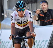 Henao, muy sólido en la parte final de la etapa pero que flaqueó en el último kilómetro, fue superado en meta por el propio Martin, que le 'robó' la bonificación que recibe el tercero de la etapa.es primero con 30 segundos de ventaja sobre el irlandés Dan Martin AFP