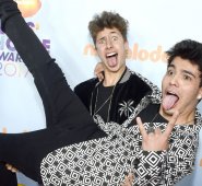 Los Youtubers  Juanpa Zurita y el santandereano Sebastián Villalobos, en acción. AFP