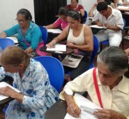Jóvenes y adultos aprenden a leer y a escribir con el programa A Crecer que busca reducir los índices de analfabetismo en la región. Cortesía