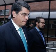 De acuerdo con el ente investigador, Alejandro Jiménez habría emitido un documento clave para dar viabilidad al Desembolso 004 y 005 al consorcio Navelena, sin embargo, parte del mismo contendría información falsa supuestamente emitida por el Área Jurídica del banco.
Colprensa