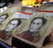 El billete de 100 apenas alcanza para comprar un caramelo. AFP