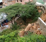Desde la parte alta del cerro se evidencia el inminente peligro que se cierne sobre la vivienda de la familia Figueroa, donde viven 12 personas, en el barrio Camilo Torres. Orlando Carvajal