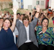 Mujeres víctimas de la violencia se reúnen en el colectivo Mujeres Sembradoras de Paz, donde María Vargas (centro), de la asociación Mujeres Camino a La Paz, es la cabeza de esta iniciativa. Alfredo Estévez