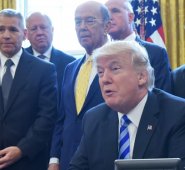 Trump llegó a la presidencia prometiendo aplicar sus cualidades como negociador, adquiridas a lo largo de su carrera empresarial, para lograr la aprobación de sus planes de gobierno. AFP